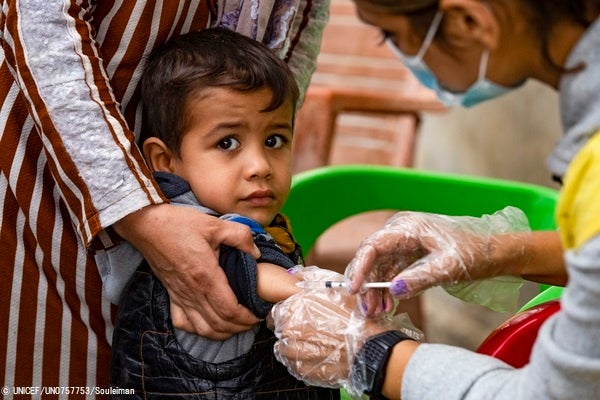 北東部のハサカで行われたはしかとポリオの予防接種キャンペーンで、はしかのワクチン接種を受ける男の子。(シリア、2022年10月撮影) © UNICEF_UN0757753_Souleiman
