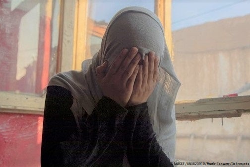 女子中等教育が禁止され、学校へ通えなくなった15歳のザーラさん。「教育を受ける権利を奪われ、医者になる夢も叶えられず、とても絶望的で悲しいです」と話す。(アフガニスタン、2023年3月18日撮影) © UNICEF_UN0820919_Munir Tanw