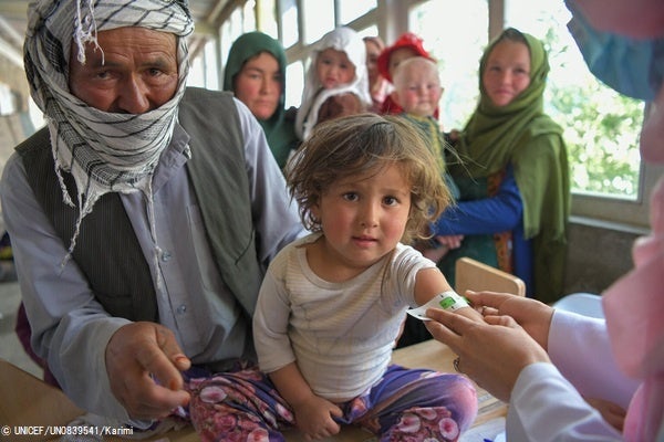 上腕計測メジャーを使った栄養検査を受ける3歳のアーティフちゃん。(アフガニスタン、2023年4月30日撮影) © UNICEF_UN0839541_Karimi