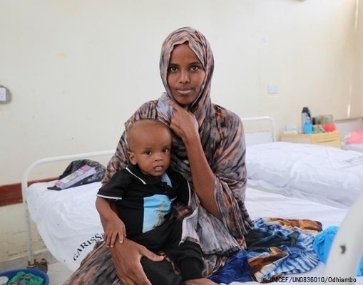 ガリッサにある病院で治療を受けたことで、急性栄養不良から回復した生後10カ月のマンスールちゃん。(ケニア、2023年5月2日撮影) © UNICEF_UN0836010_Odhiambo