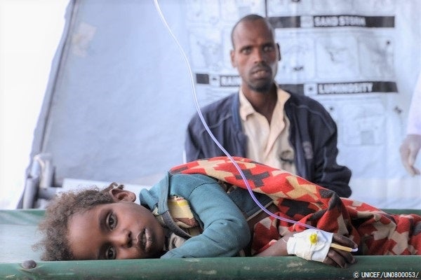 汚れた川の水を飲んでコレラに感染し、保健施設で治療を受ける6歳のレーシャさん。(エチオピア、2023年3月撮影) © UNICEF_UN0800053_