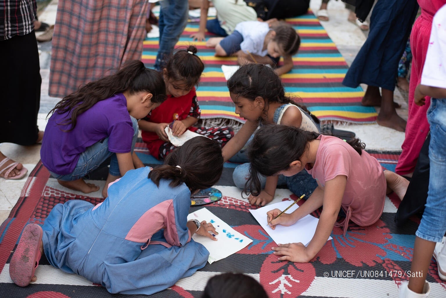 ポートスーダンのユニセフが支援する一時避難所で、心理社会的支援を受ける国内避難民の子ども。(スーダン、2023年5月9日撮影) © UNICEF_UN0841479_Satti