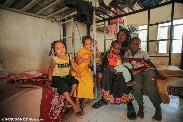 激化する紛争から逃れ、一時避難施設に身を寄せる家族。(スーダン、2023年5月12日撮影) © UNICEF_UN0844227_Mohamdeen