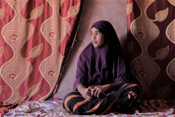 紛争によりソマリ州に避難した12年生のセミラさん。家族とともに故郷へ戻り、紛争のない平和な暮らしをすることを望んでいる。(エチオピア、2023年3月撮影) © UNICEF_UN0811849_