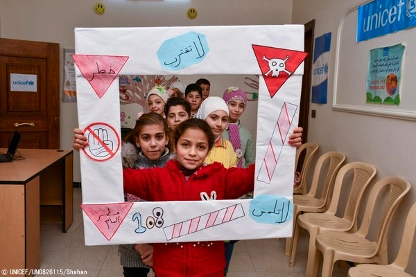 ダマスカス郊外にあるユニセフが支援するセンターで、爆発物の危険について学んだ子どもたち。(シリア、2023年1月撮影) © UNICEF_UN0826115_Shahan