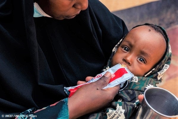 ガリッサの病院で、すぐに食べられる栄養治療食(RUTF)を母親に食べさせてもらう1歳のマンスールちゃん。(ケニア、2022年12月撮影) © UNICEF_UN0758230_Kidero