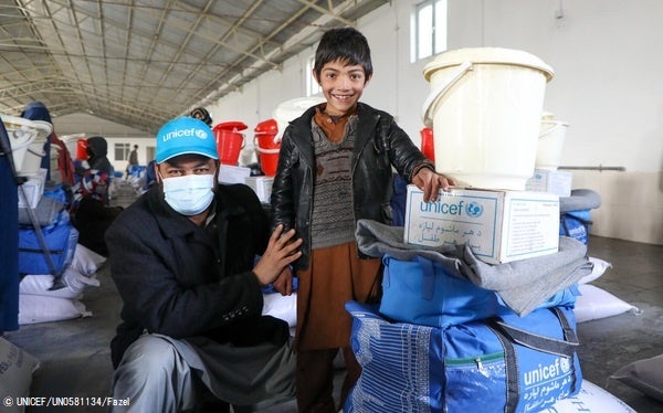 カブールで、ブランケットや冬服、衛生キットなどのユニセフの支援物資を受け取った11歳のハディさん。(アフガニスタン、2022年1月撮影) © UNICEF_UN0581134_Fazel