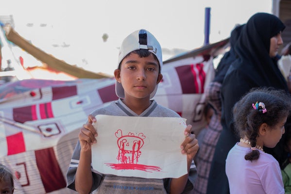 激化する紛争から逃れ、ポートスーダンの避難所でユニセフの心理社会的支援を受ける男の子。(スーダン、2023年5月撮影) © UNICEF_UN0841480_Satti