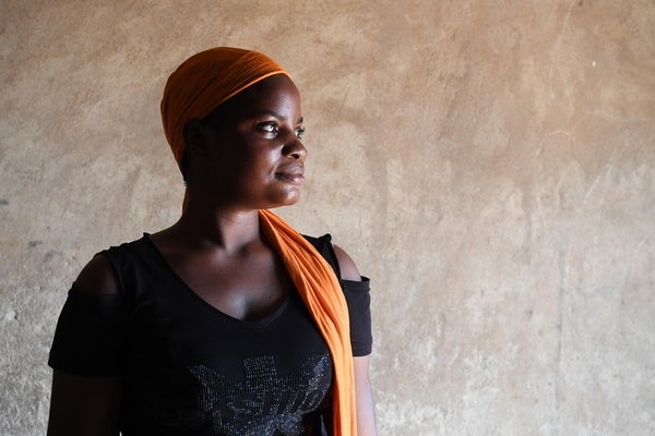 小学3年生の時、貧困のため学校を中退せざるを得ず、さらに紛争で故郷からの避難を余儀なくされ、父親に結婚させられそうになった17歳のウードラオゴさん。母親と妹と逃げ出し、北中部地方の都市カヤで暮らしている。(ブルキナファソ、2022年5月撮影) © UNIC