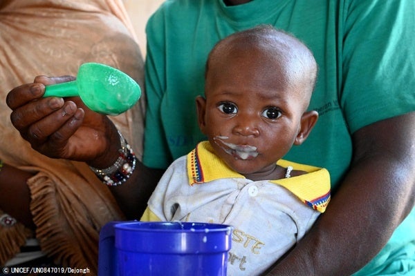 東部のファダにある保健センターで、母親が作り方を学んだ栄養価のある食事を食べさせもらう子ども。栄養価のある食事のおかげで、子どもの体重は増え身長も伸びている。(ブルキナファソ、2023年5月24日撮影) © UNICEF_UN0847019_Dejongh