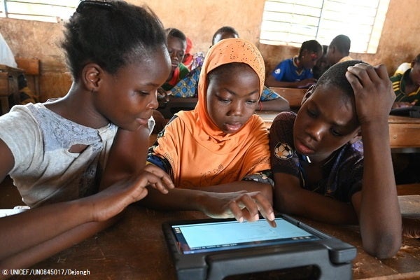 北東部のカヤにある学校で、タブレット端末を使用して勉強する子どもたち。(ブルキナファソ、2023年5月16日撮影) © UNICEF_UN0845017_Dejongh