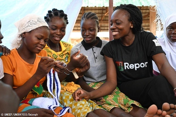 ユニセフの子どもにやさしい空間で、子ども服を縫う国内避難民の15歳のベロニクさん。将来はデザイナーになりたいと話す。(ブルキナファソ、2023年5月23日撮影) © UNICEF_UN0847033_Dejongh