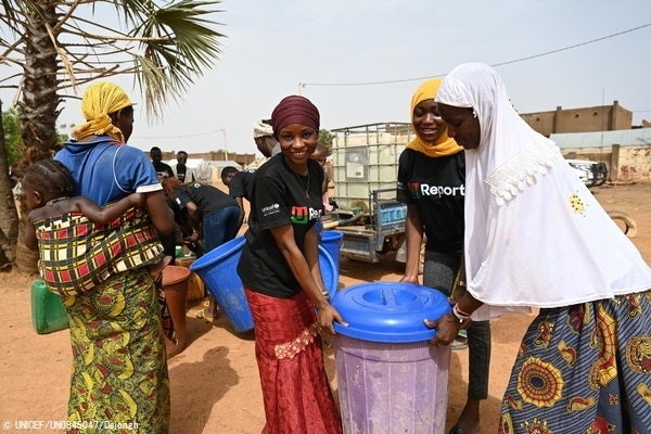 北東部のカヤで、水を運ぶのを手伝うU-Reporter（ユー・レポーター）の若者たち。U-Reporterの子どもや若者たちは、世界各地でユニセフの活動に積極的に参加している。(ブルキナファソ、2023年5月16日撮影) © UNICEF_UN084504