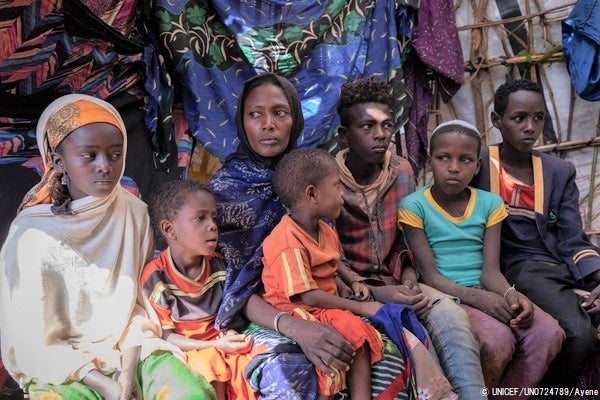 オロミヤ州での干ばつの影響により故郷から、Dubuluk国内避難民キャンプへ逃れた家族。(エチオピア、2022年10月撮影) © UNICEF_UN0724789_Ayene