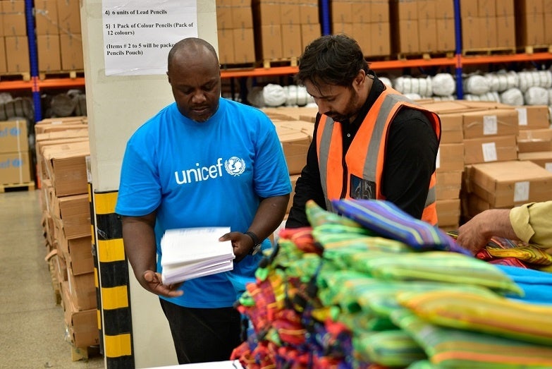 支援物資を確認するユニセフのスタッフ。(パキスタン、2023年6月撮影) © UNICEF Pakistan_2023