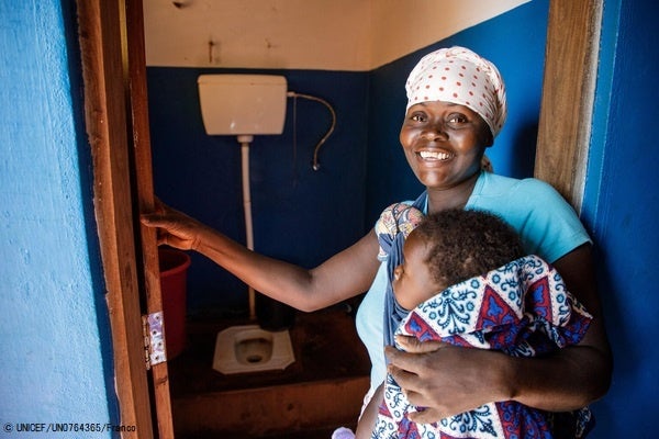 ナンプラ州のモナポにある保健センターのトイレを使用する母親。3カ月前に娘のマティルデちゃんをこの保健センターで出産し、「トイレは清潔で、水道も整っており、きれいな水が飲めて嬉しい」と話す。(モザンビーク、2023年1月撮影) © UNICEF_UN0764