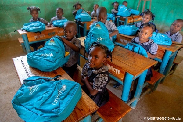 ユニセフ支援のスクール・バックと学用品を受け取る子どもたち。(ハイチ、2023年1月撮影) © UNICEF_UN0799799_Rouzier