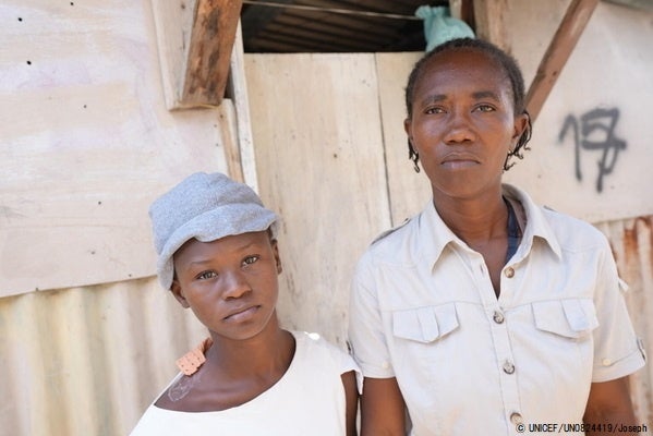 家の近くで銃撃戦があり、家の中で流れ弾に当たり肩を負傷した13歳のバージニアさん。(ハイチ、2023年3月撮影) © UNICEF_UN0824419_Joseph