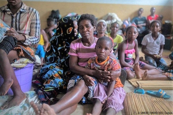 サイクロン「フレディ」の強風と洪水で家を失ったため、一時避難所となった小学校に逃れた家族。(モザンビーク、2023年3月撮影) © UNICEF_UN0801982_Zuniga