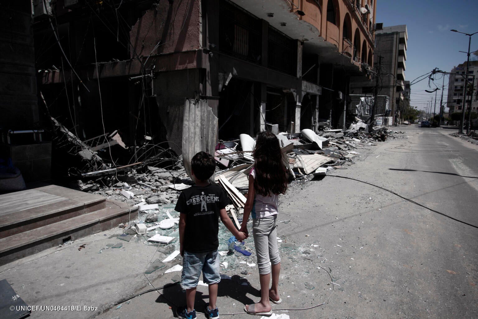 破壊されたガザ地区の自宅前に立つ子どもたち。(パレスチナ、2021年5月撮影)※本文との直接の関係はありません© UNICEF_UN0464418_El Baba