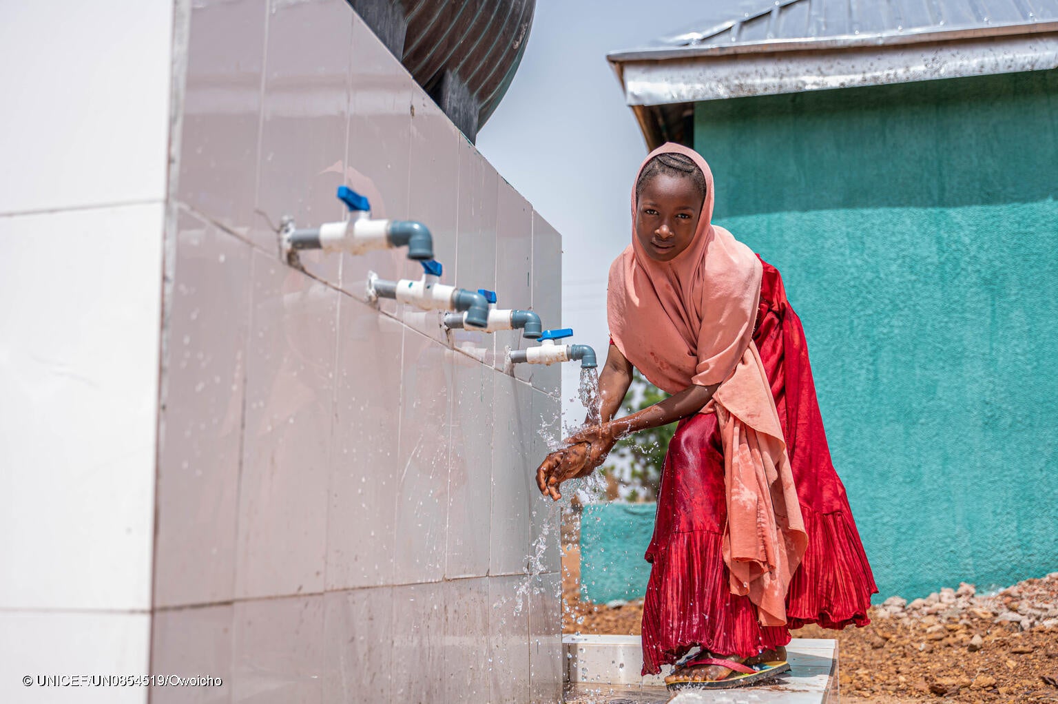 ソコト州の小学校で、手を洗う10歳のザルファルさん。(ナイジェリア、2023年5月撮影) © UNICEF_UN0854519_Owoicho