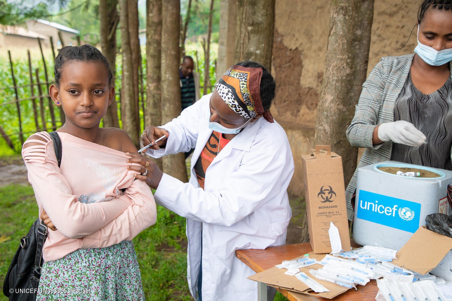 HPV(ヒトパピローマウイルス)の予防接種を受ける12歳のベザウィトさん。(エチオピア、2023年5月撮影) © UNICEF_UN0839553_Pouget