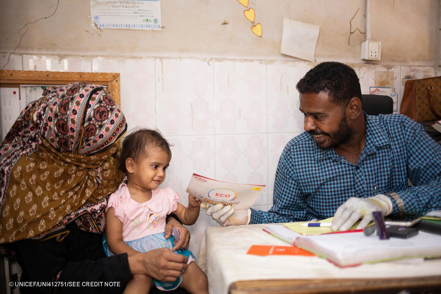 シンド州カラチにある総合病院の予防接種拡大プログラムによる最後のMMRワクチン(はしか、おたふく風邪、風疹)の予防接種を受けた1歳のゾーヤちゃん。(パキスタン、2023年4月撮影) © UNICEF_UNI412751_Saiyna Bashir
