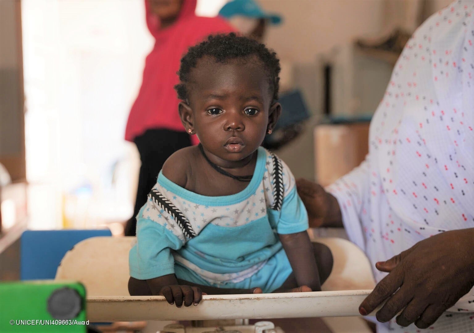 保健センターで週次の検診を受ける、生後9カ月のナスラちゃん。栄養不良と診断され、2週間前に治療を受けてから、今は回復傾向にある。(スーダン、2023年7月4日撮影) © UNICEF_UNI409663_Awad