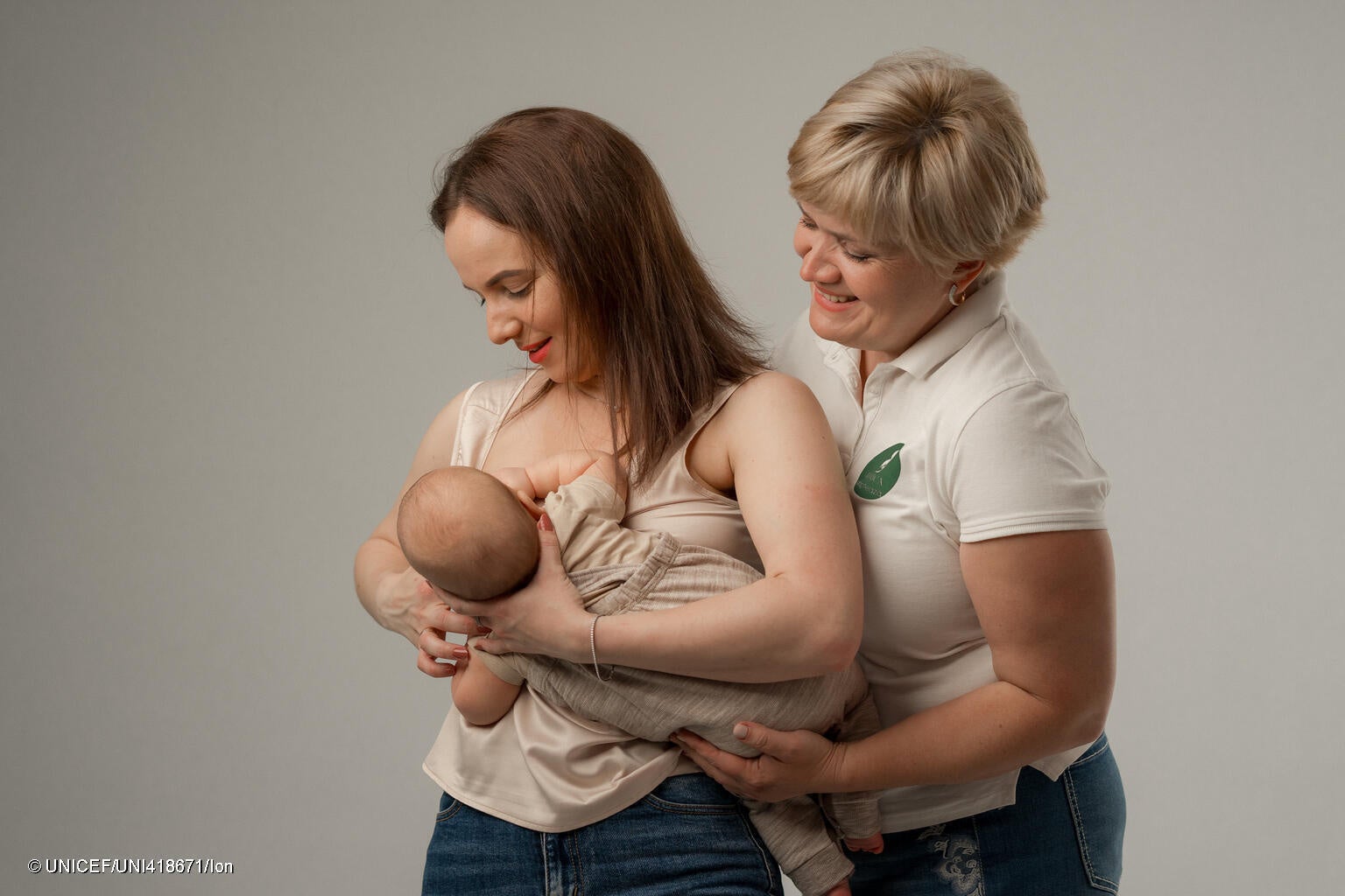 専門家から母乳育児についてアドバイスをもらう母親。(モルドバ、2023年7月27日撮影) © UNICEF_UNI418671_Ion