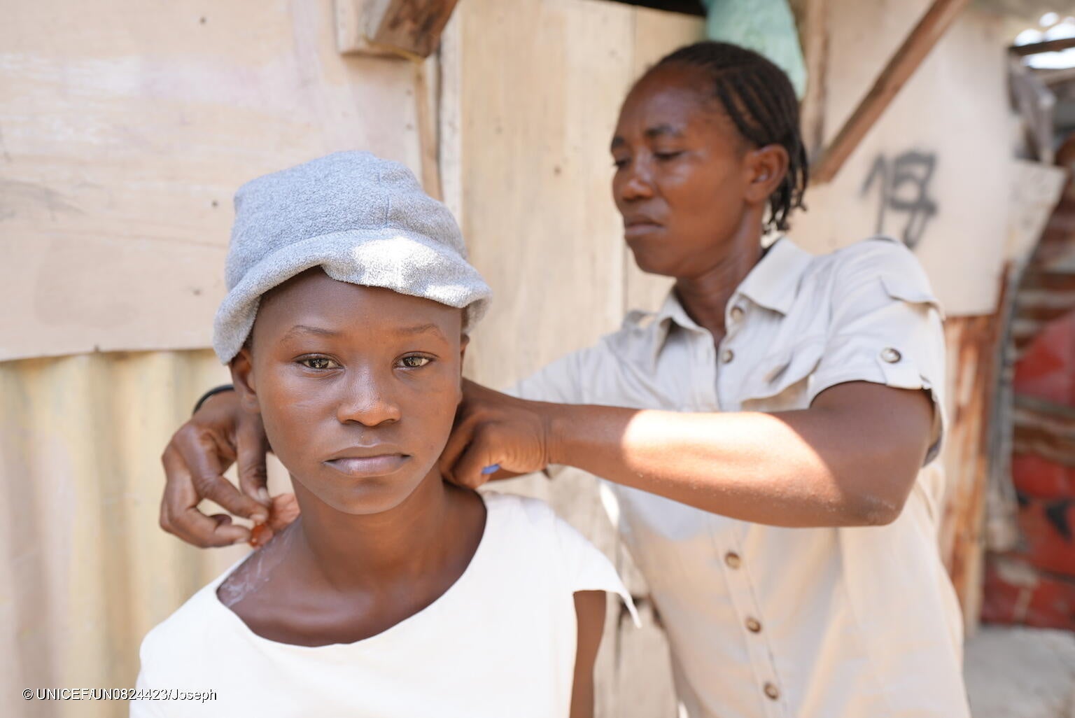 家の近くで銃撃戦があり、家の中で流れ弾に当たり肩を負傷した13歳のバージニアさん。(ハイチ、2023年3月撮影) © UNICEF_UN0824423_Joseph