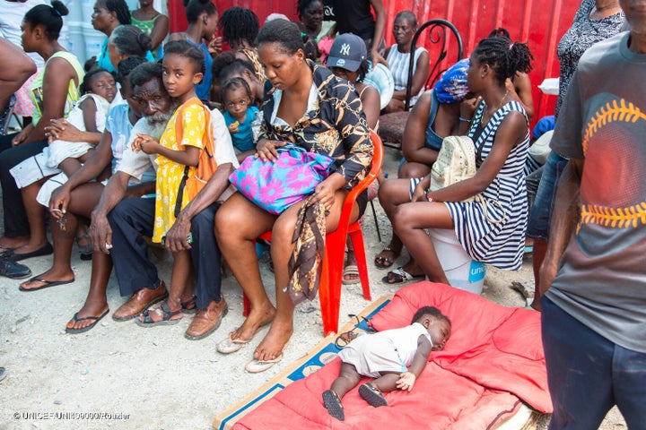 ポルトープランスのユニセフが支援する移動式保健クリニックで、診察を待つ人たち。ユニセフは、武装勢力による暴力の影響を受ける地域や、国内避難民が生活する地域などにも支援を届けている。(ハイチ、2023年6月撮影) © UNICEF_UNI400000_Rou
