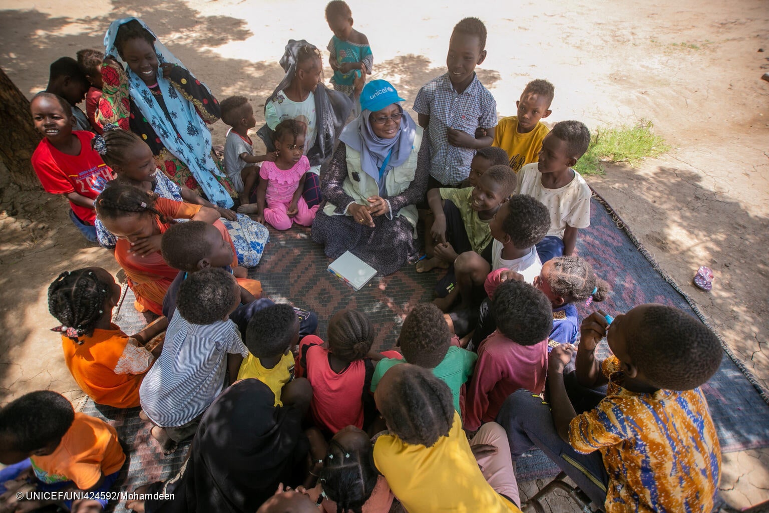 ユニセフのスタッフから心理社会的支援を受ける国内避難民の子どもたち。(スーダン、2023年8月7日撮影) © UNICEF_UNI424592_Mohamdeen