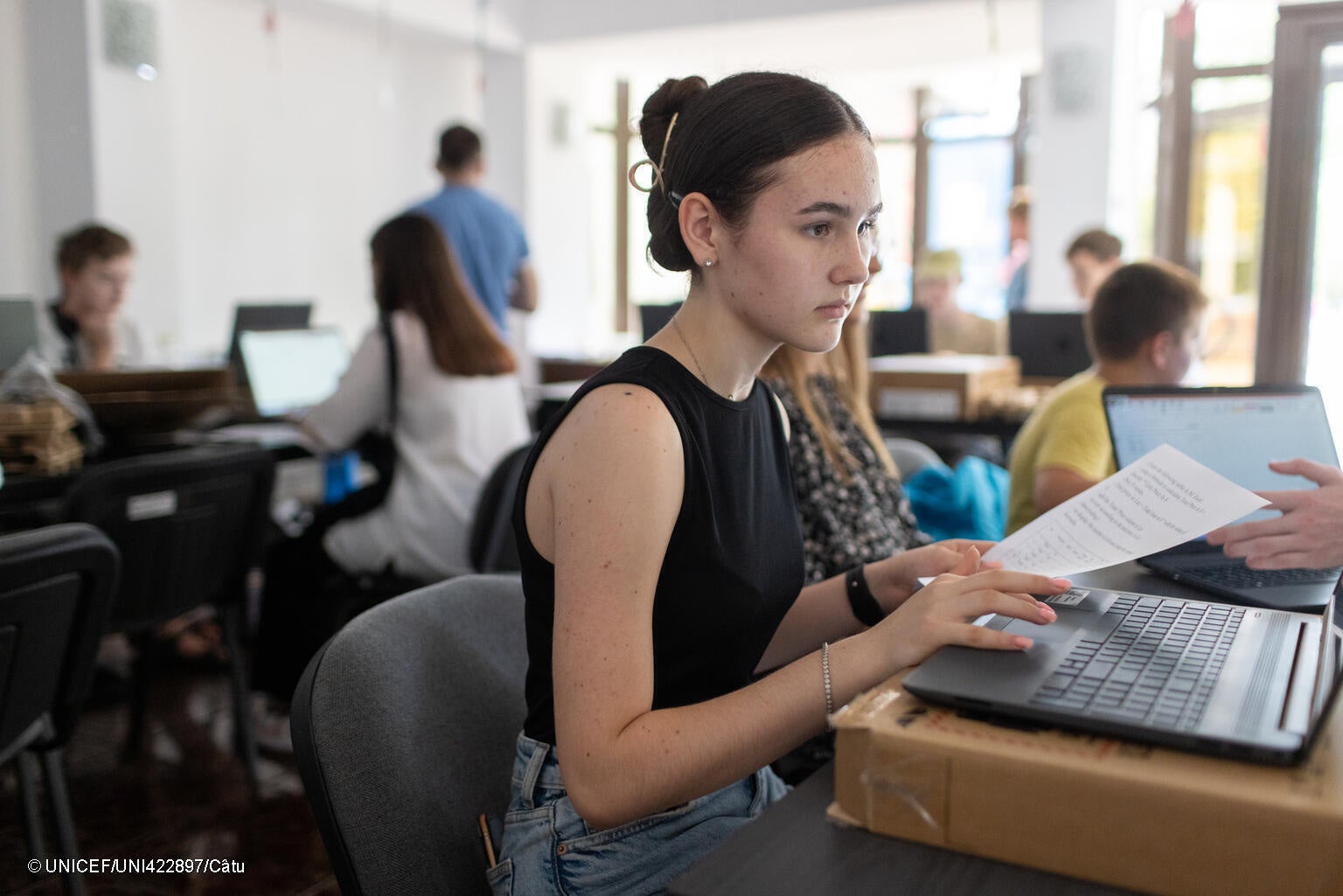 ユニセフが支援する若者のウクライナ難民のためのITの授業に参加する13歳のアーニャさん。(ルーマニア、2023年7月撮影) © UNICEF_UNI422897_Câtu