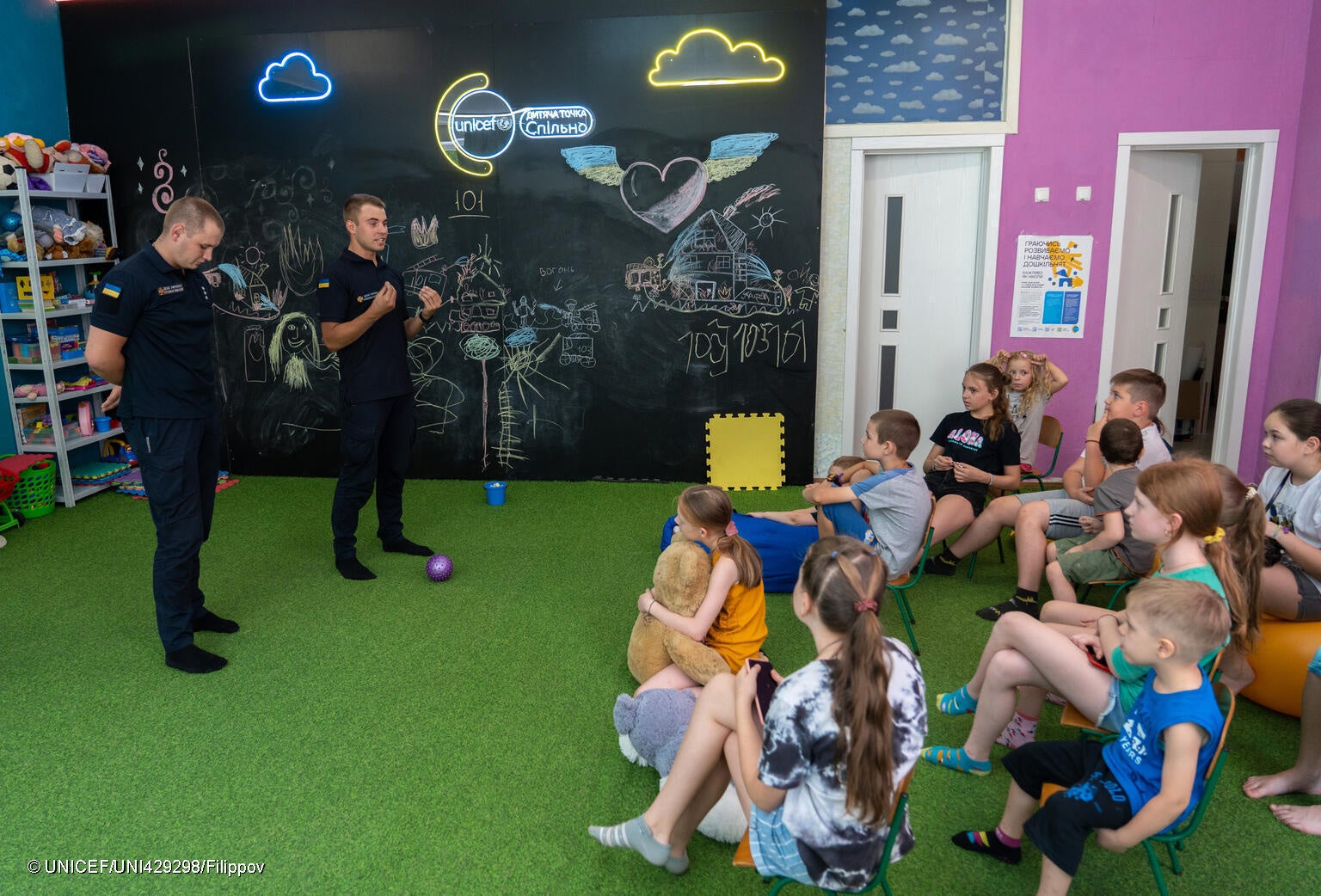 ヘルソン州のスピルノ・チャイルド・スポットで、地雷についての授業を受ける子どもたち。(ウクライナ、2023年7月21日撮影) © UNICEF_UNI429298_Filippov
