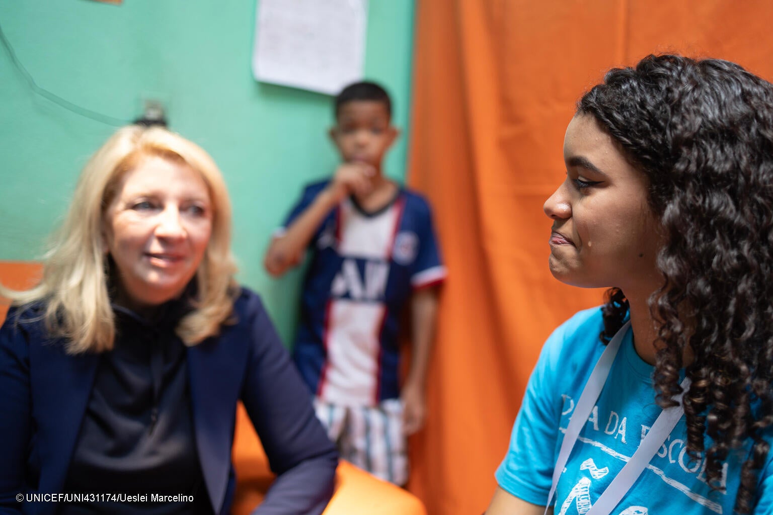 もっとも暴力的な地域のひとつのイブラ地区近郊で暮らすジャミリさん。この地域で生活する困難さについてユニセフ事務局長のキャサリン・ラッセルと話している。(ブラジル、2023年8月31日撮影) © UNICEF_UNI431174_Ueslei Marceli