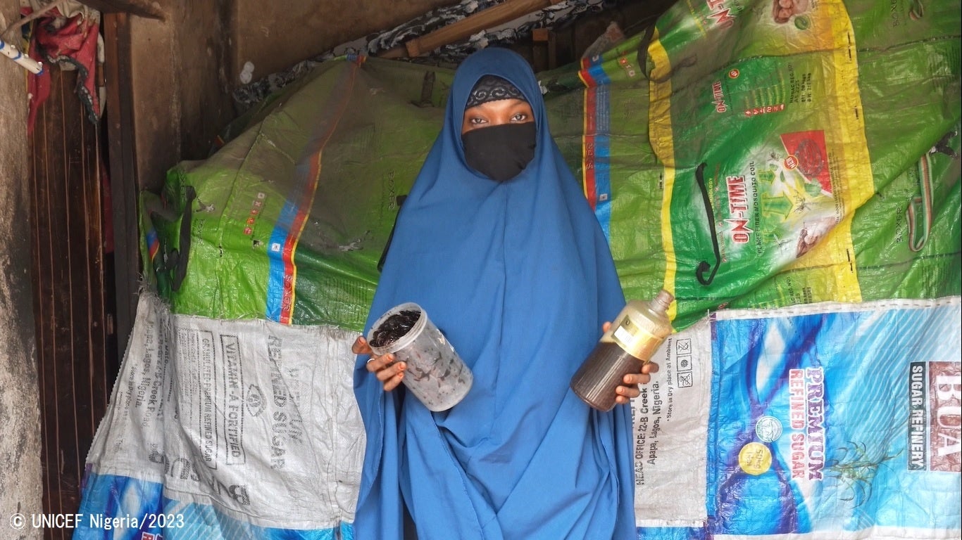 ユニセフのパートナーと地元州政府の働きかけにより、14歳のときに武装グループから解放されたアミーナさん(仮名)。武装グループにいた時は、料理を作らされたり、言葉の暴力を受けたりしていた。解放後はカウンセリングや職業訓練を受け、香水の作り方を学び生計を立てて