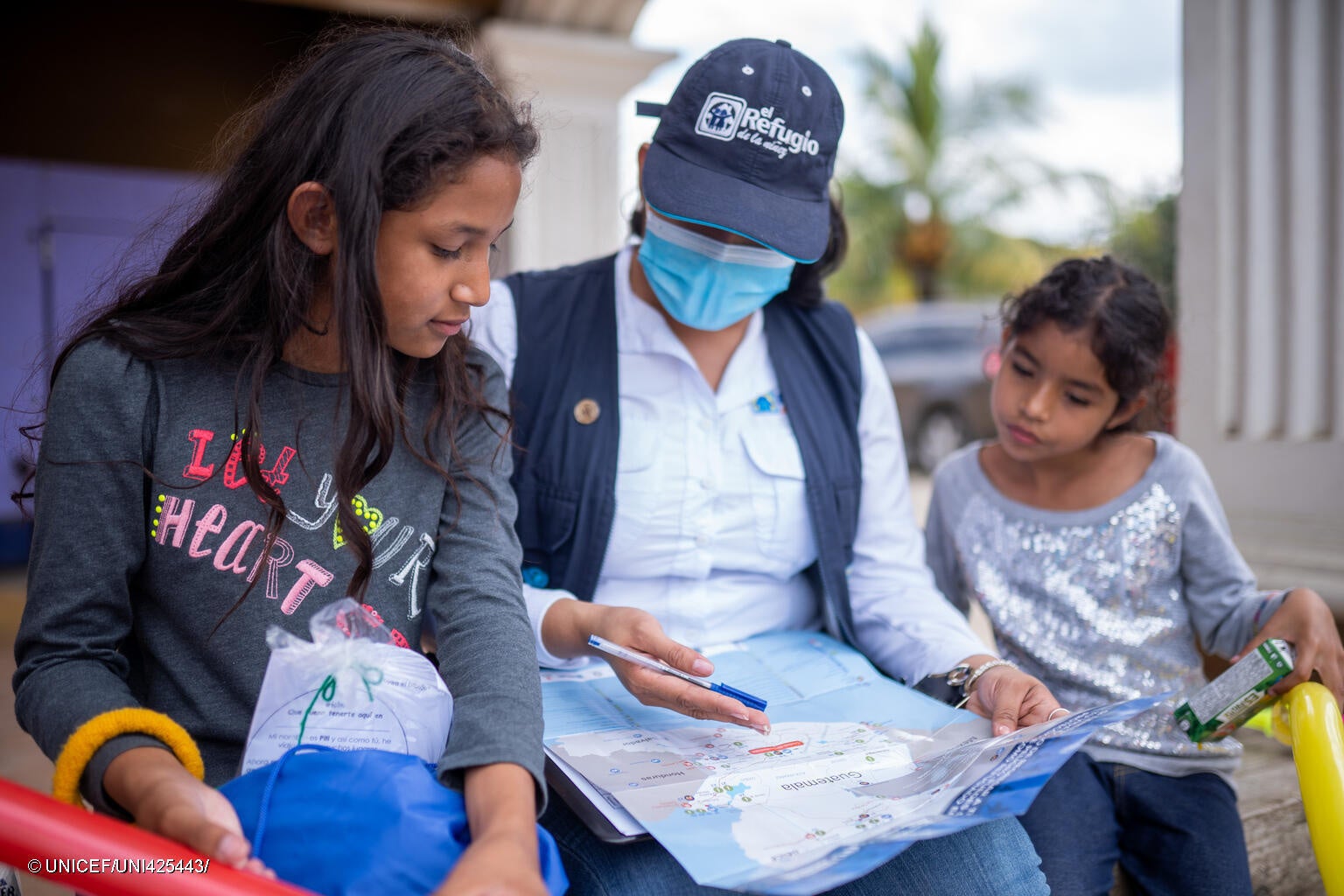 ダリエンのジャングルを歩いて渡り、グアテマラに辿り着いた8歳のアンジェラさん(仮名、右)とガブリエルさん(仮名、左)姉妹。(グアテマラ、2022年11月撮影) © UNICEF_UNI425443_