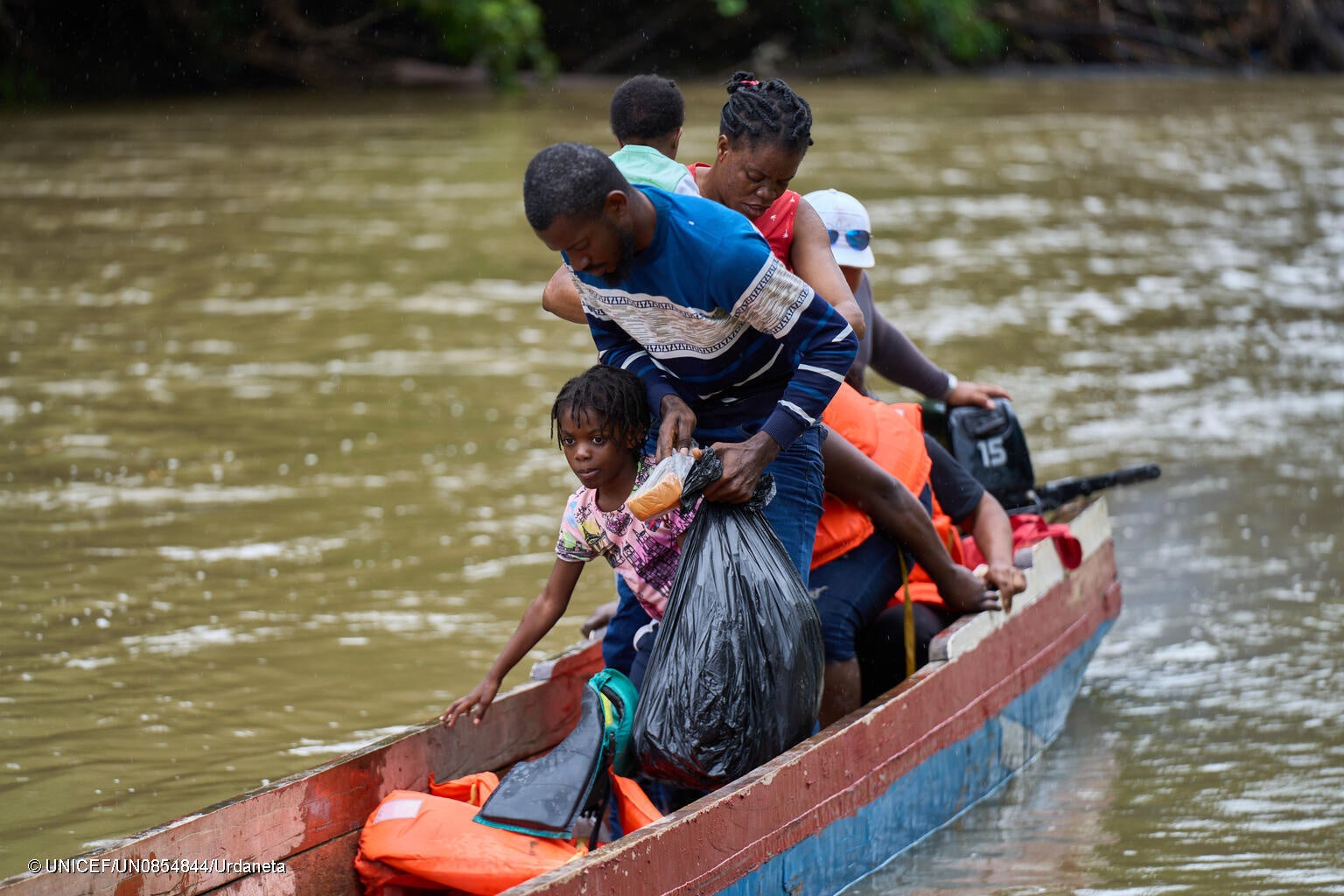 ブラジルから米国を目指すためダリエン地峡を横断し、Lajas Blancasにある移民受け入れセンターに到着した家族。家族は、数年前にハイチからブラジルに移住したが、厳しい経済状況と言葉の壁により国を離れざるを得なくなった。(パナマ、2023年5月撮影)
