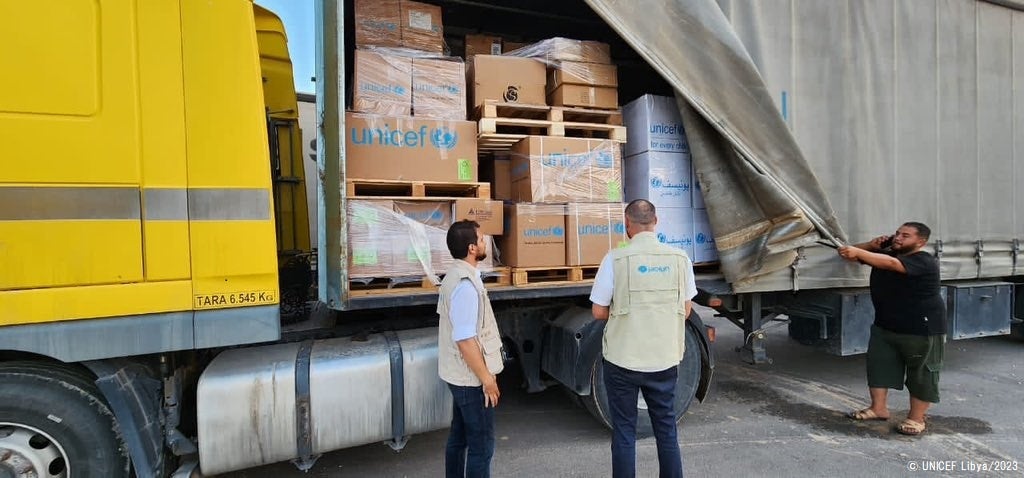 洪水の被害を受けた人たちのために、ユニセフの衛生キット、医療物資、子どもたちに必要な衣類キットなどの支援物資を届ける準備をするユニセフのスタッフ。(リビア、2023年9月撮影) © UNICEF Libya_2023