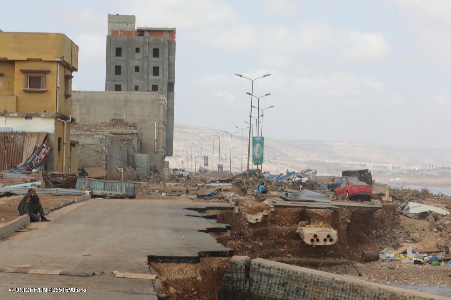 洪水によりインフラや道路が破壊され、家や車などが水に飲みこまれたデルナの町の様子。(リビア、2023年9月11日撮影) © UNICEF_UNI435915_Alturki