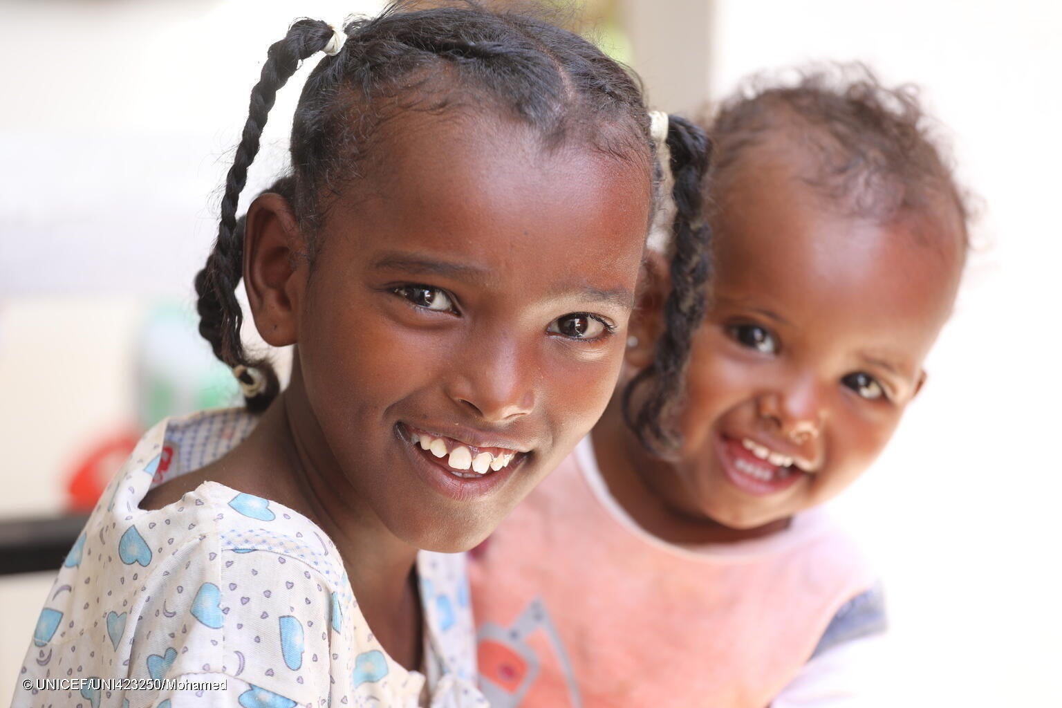 ポートスーダンの保健施設内の現金給付センターで、ユニセフの現金給付プログラムに登録した家庭の子どもたち。このプログラムでは、子どものいる家庭が生活必需品を購入できるよう、四半期ごとに現金を受け取ることができる。(スーダン、2023年7月撮影) © UNIC