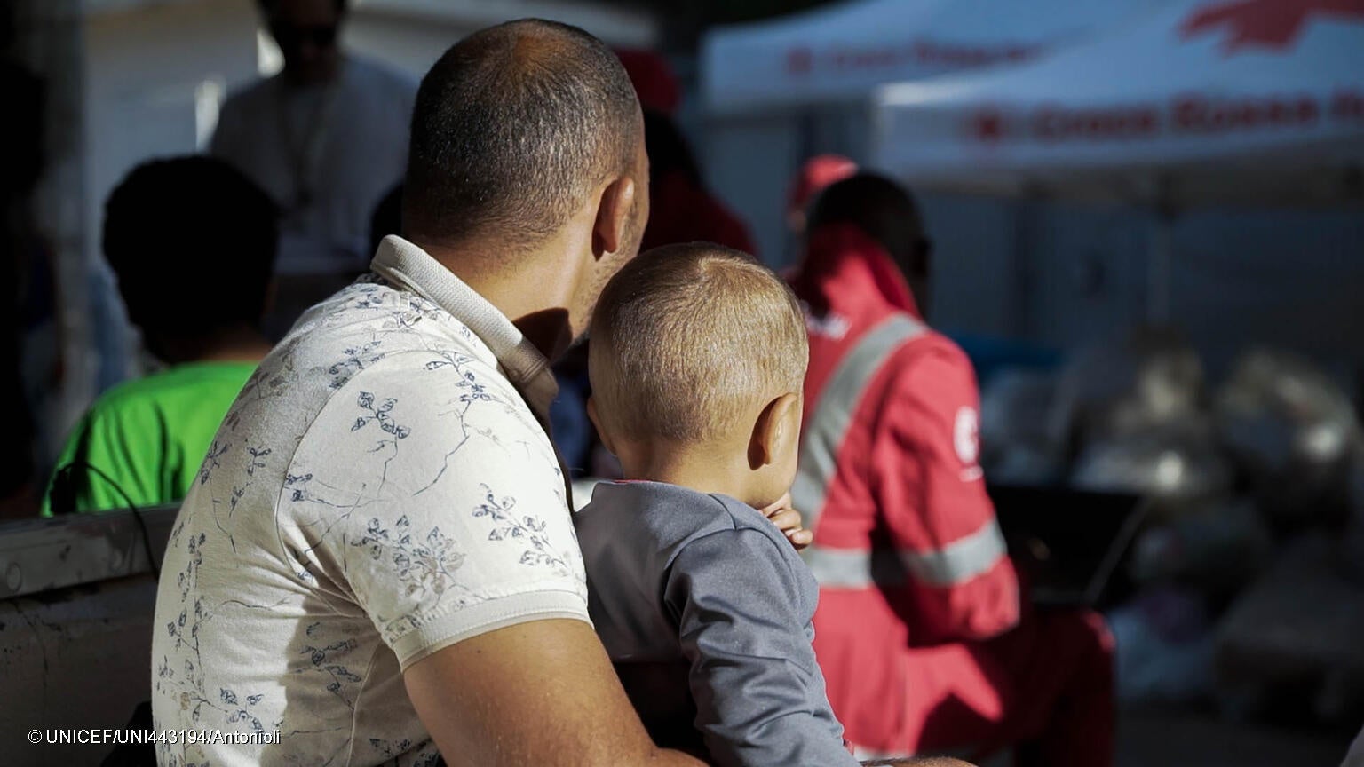 ランペドゥーサ島の一時受け入れセンターに辿り着いた、チュニジアからの移民の親子。(イタリア、2023年9月26日撮影) © UNICEF_UNI443194_Antonioli