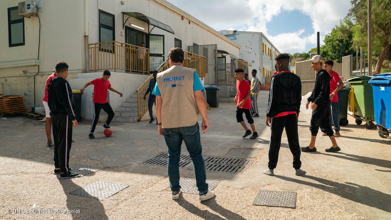 ランペドゥーサ島の一時受け入れセンターで、同伴者のいない移民の子どもたちを支援するユニセフのスタッフ。(イタリア、2023年9月26日撮影) © UNICEF_UNI443164_Antonioli