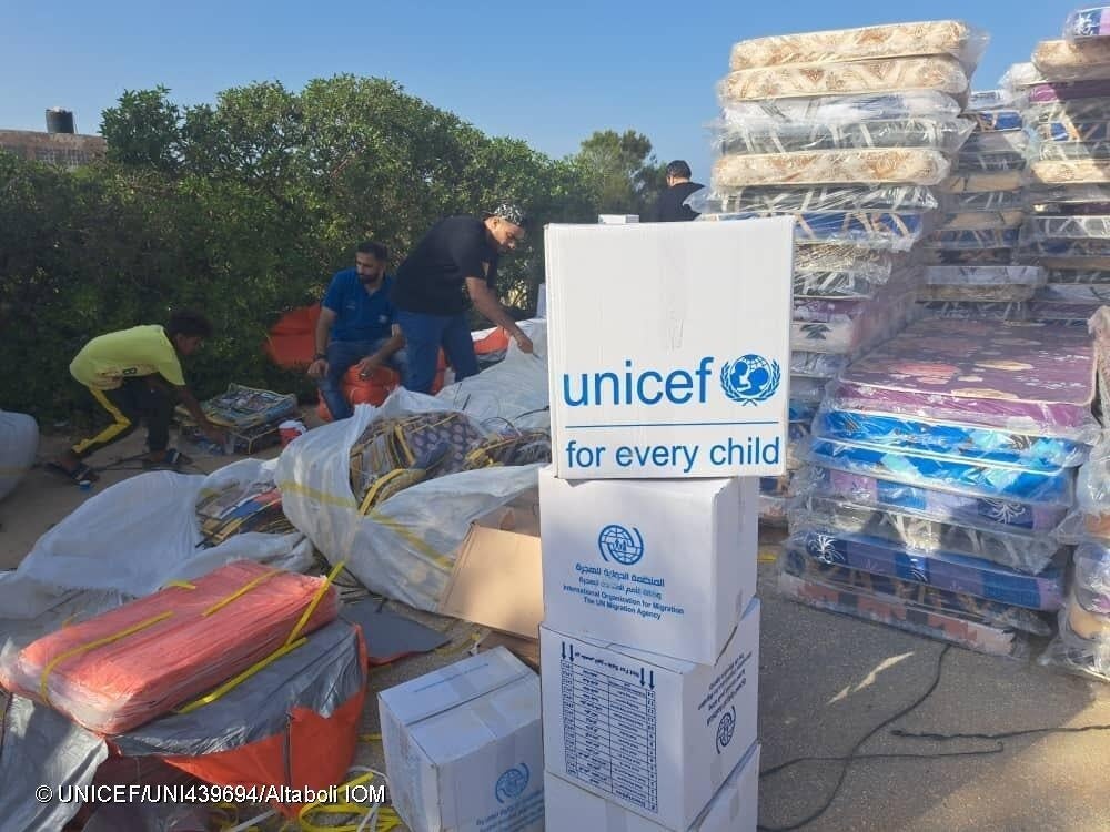 東部の小さな町Toukraに届けられたユニセフの支援物資。(リビア、2023年9月20日撮影) © UNICEF_UNI439694_Altaboli IOM