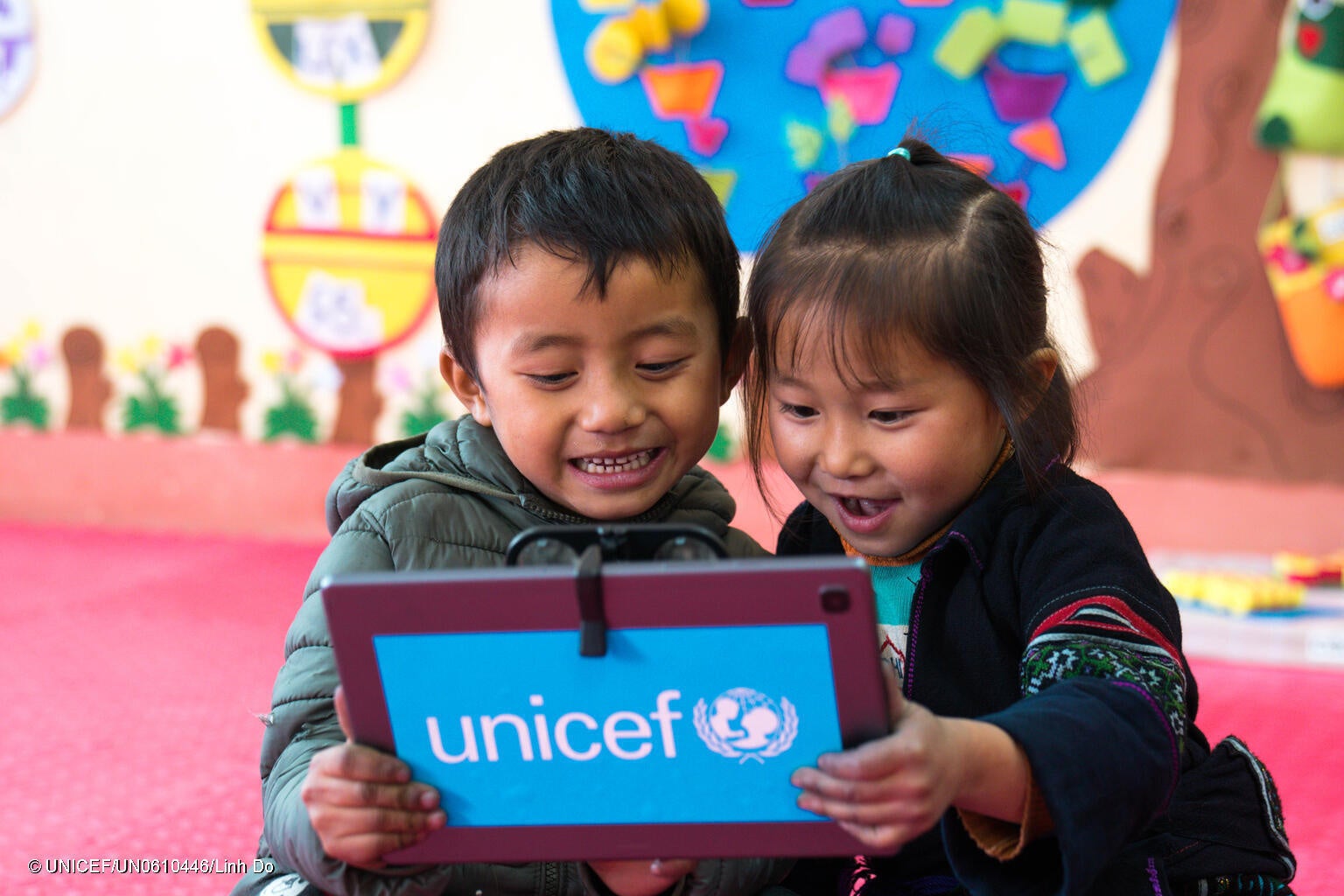 タブレットでAR技術を体験するプレスクールの子どもたち（ベトナム、2021年12月撮影）© UNICEF_UN0610446_Linh Do
