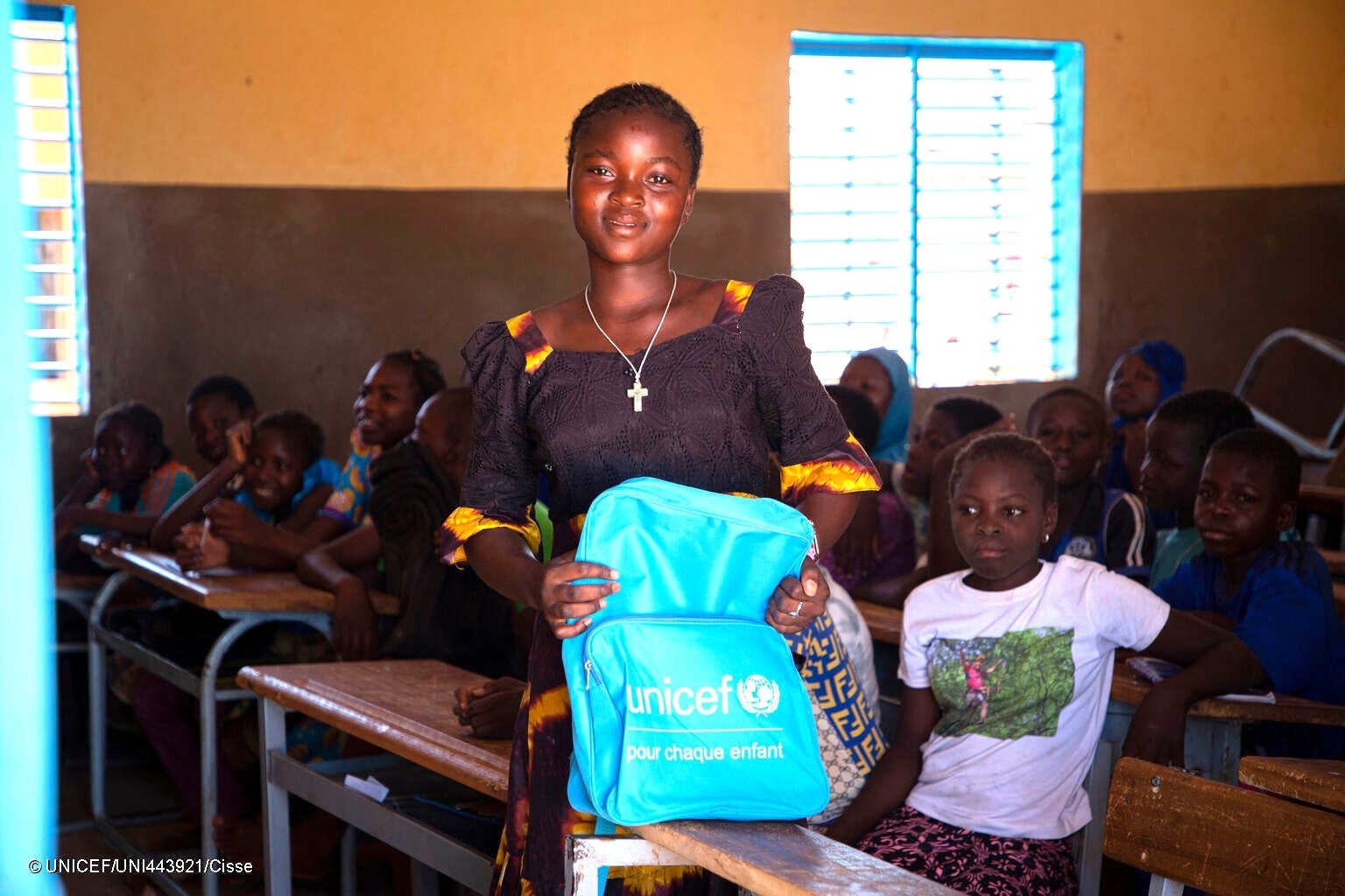 中北部地方のカヤの学校で、学用品の入ったユニセフバッグを受け取った14歳のジュリエットさん。(ブルキナファソ、2023年9月27日撮影) © UNICEF_UNI443921_Cisse