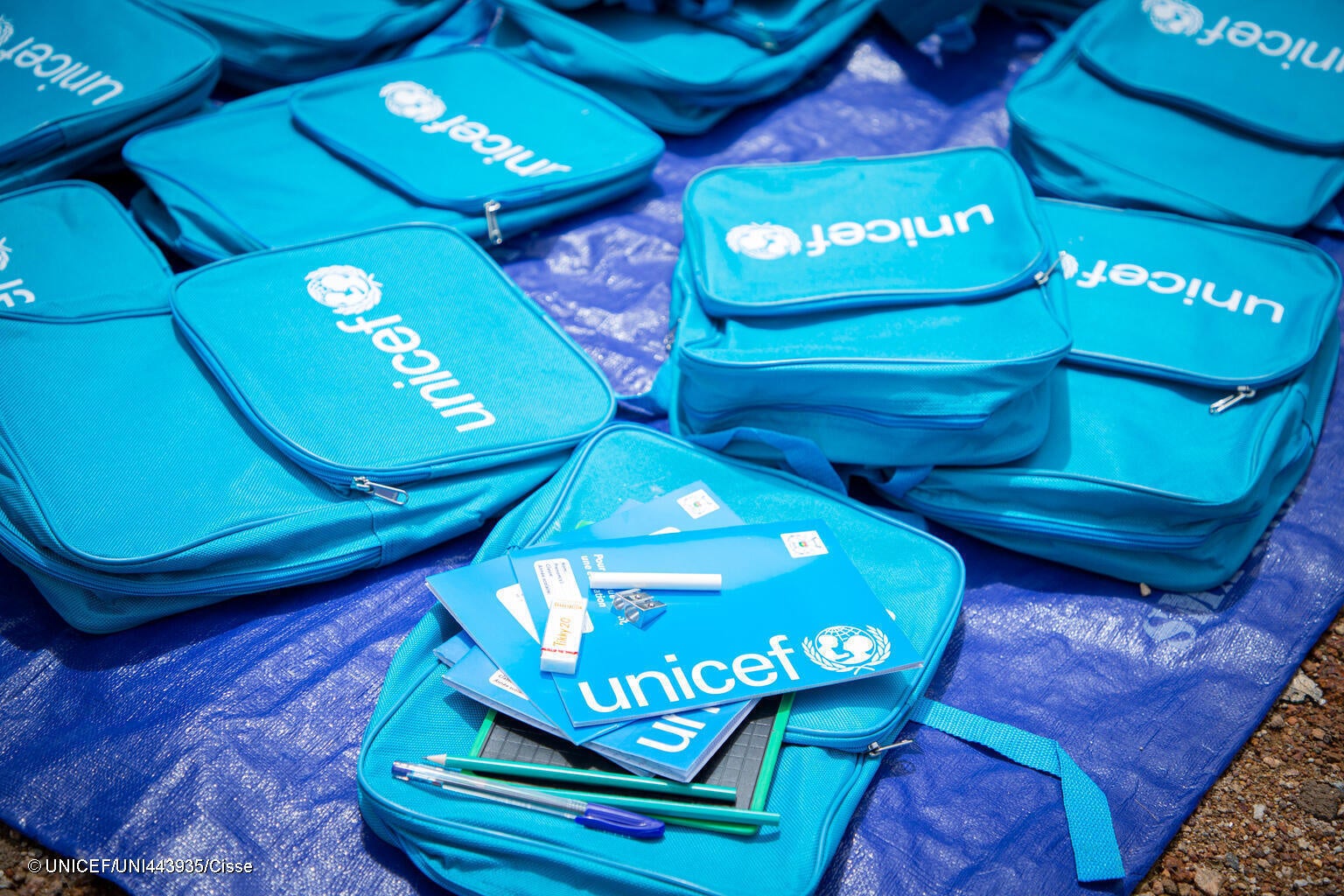 ワガドゥグにあるユニセフの物資倉庫から学用品の入ったユニセフバッグを届ける準備をしている様子。(ブルキナファソ、2023年9月20日撮影) © UNICEF_UNI443935_Cisse