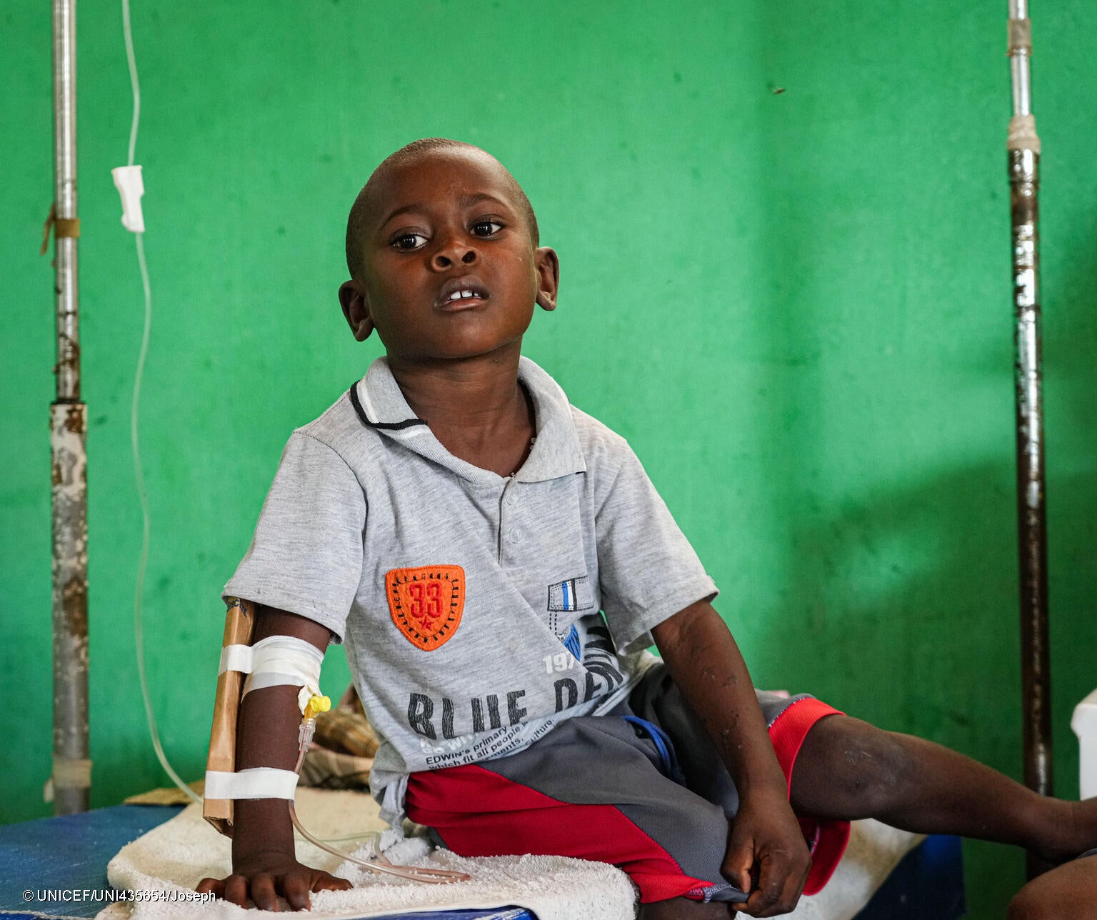 保健センターで、コレラに感染し治療を受ける男の子。(ハイチ、2023年7月撮影) © UNICEF_UNI435654_Joseph