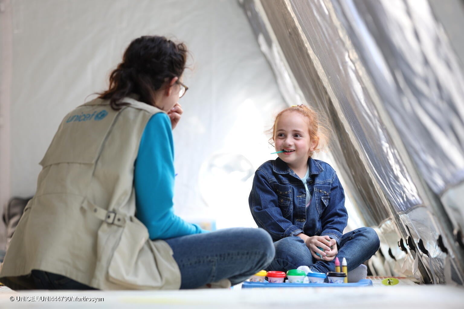 ゴリス市に設置されたユニセフの支援施設でスタッフと話す、カラバフから避難してきたビクトリアさん。(アルメニア、2023年9月29日撮影) © UNICEF_UNI444790_Martirosyan
