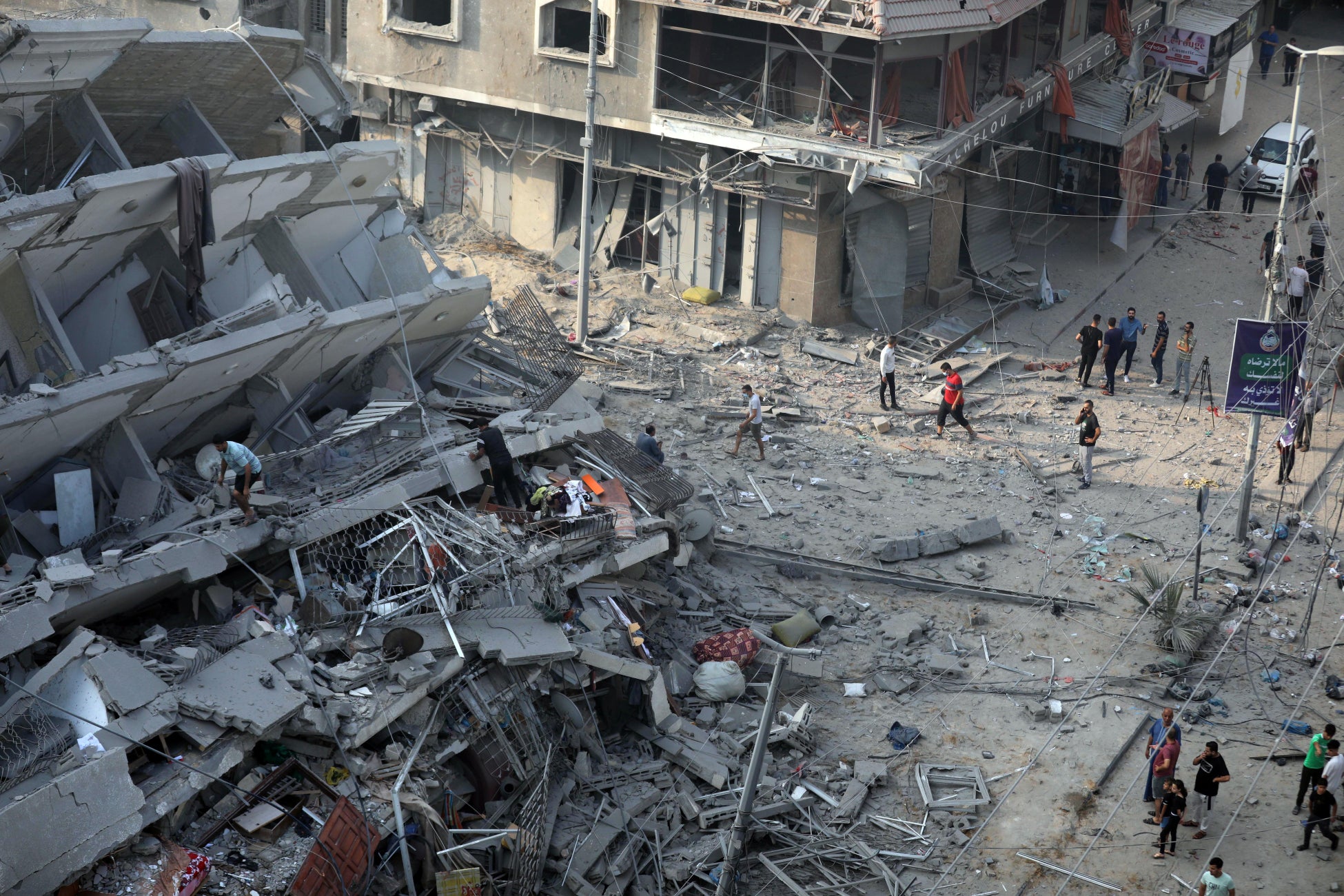ガザ地区では戦闘激化により、人々が暮らす建物が破壊され、子どもを含む85世帯の人々が家を失った。(ガザ地区、2023年10月7日撮影)© UNICEF_UNI448736_Ajjour